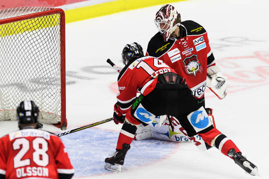 Malmö Redhawks Carl-Johan Lerby försöker rända pucken