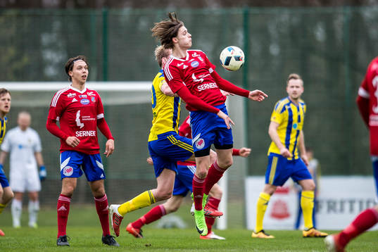 Sävedalens Felix Larsson tar ner bollen på bröstet