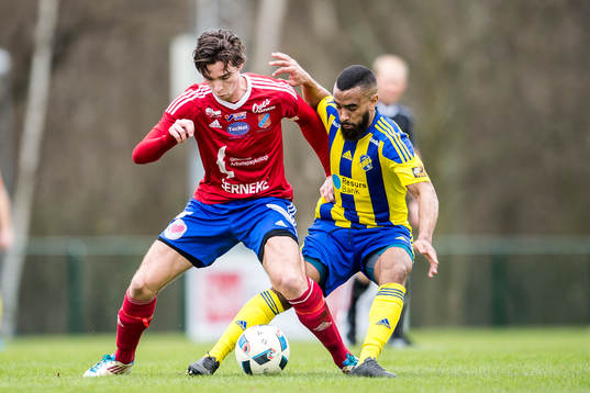 Eskilsminnes Kamal Barny jagar Sävedalens Felix Larsson