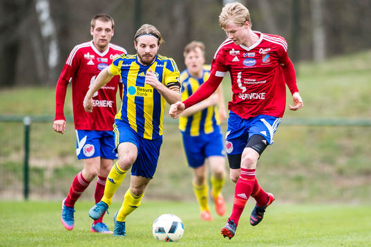 Eskilsminnes Mathias Unkuri jagar Sävedalens Jonatan Viker