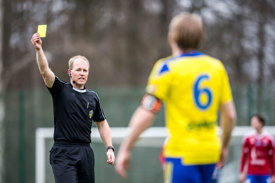 Eskilsminnes Mathias Unkuri varans av domare Niklas Olsson