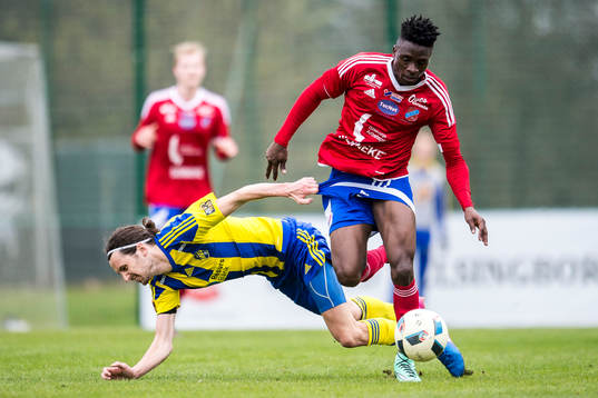 Eskilsminnes Filip Egger drar i Sävedalens Derrick Ddunga