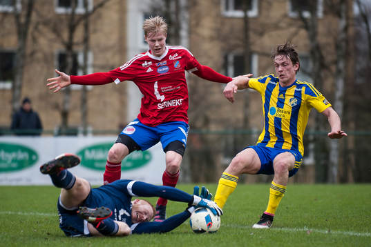 Eskilsminnes Robin Hofsö framför Sävedalens målvakt