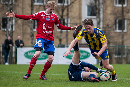 Eskilsminnes Robin Hofsö fälls av Sävedalens målvakt