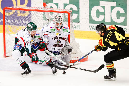 Frölundas målvakt Johan Gustafsson och Henrik Tömmernes