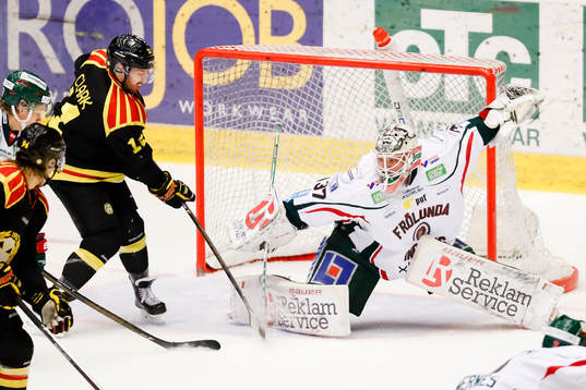 Brynäs Kevin Clark gör 1-0 bakom Frölundas målvakt