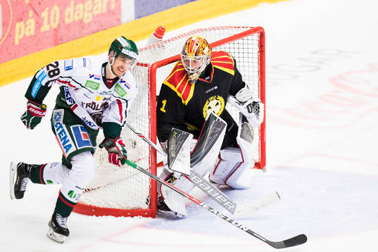 Frölundas Johan Sundström åker förbi Brynäs målvakt