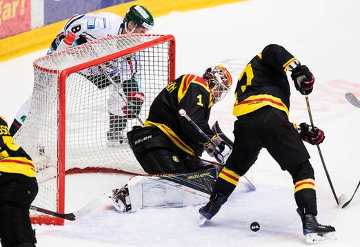Frölundas John Nyberg skjuter in pucken framför Brynäs
