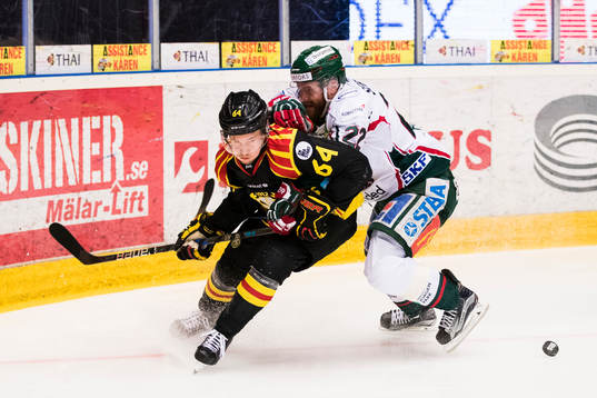 Brynäs Jonathan Pudas i kamp om pucken med Frölundas