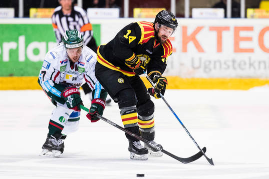 Frölundas Henrik Tömmernes i kamp om pucken med Brynäs