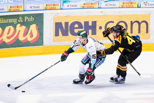 Frölundas Matt Donovan jagas av Brynäs Jesper Jensen