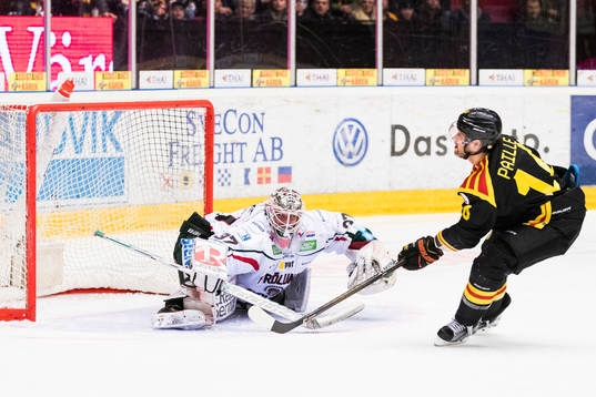 Frölundas målvakt Johan Gustafsson avstyr en målchans