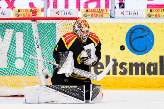 Brynäs målvakt Felix Sandström med en räddning