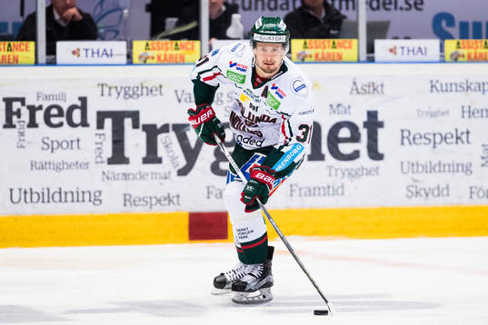 Frölundas Nicklas Lasu med pucken