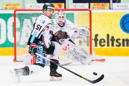 Frölundas Mats Rosseli Olsen täcker ett skott
