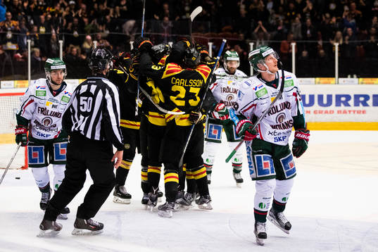 Frölundas Mattias Nörstebö och Simon Hjalmarsson deppar