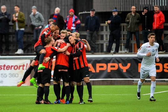 Brommapojkarnas spelare jublar