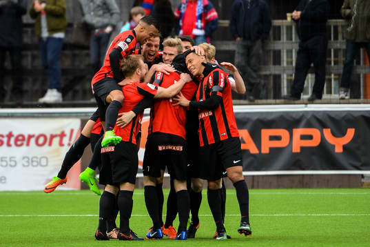Brommapojkarnas spelare jublar
