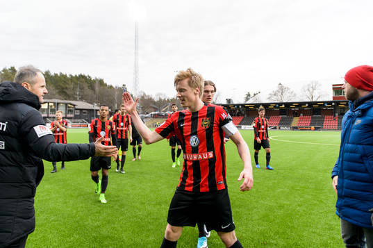 Brommapojkarnas Gustav Sandberg-Magnusson firar