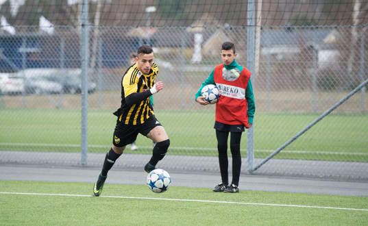IFK Hässleholms Mohamed Hamdan och bollkalle i matchen i