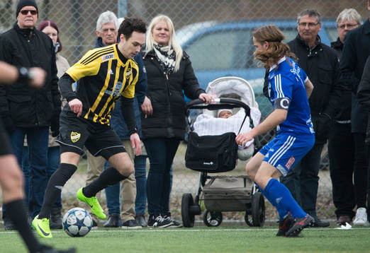 IFK Hässleholms Karim Al-Asi dribblar i matchen i division