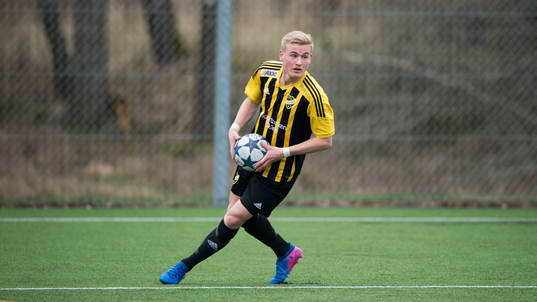 IFK Hässleholms Linus Svensson i matchen i division 2