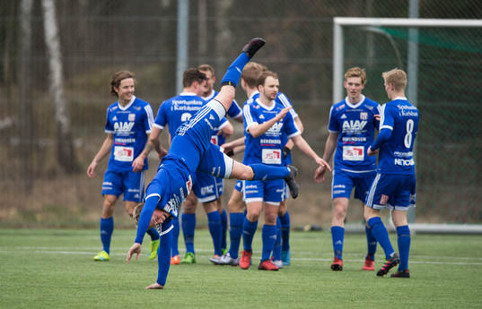 Asarum har gjort mål och målskytten vältar i matchen i