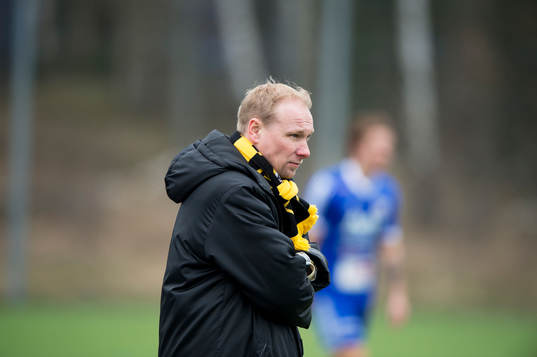 IFK Hässleholms tränare Daniel Nilsson i matchen i