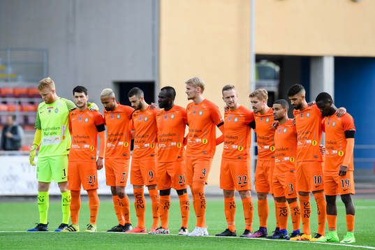 spelare med sorgeband före fotbollsmatchen i Allsvenskan