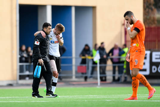 Örebros Johan Mårtensson lämnar planen