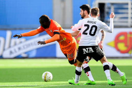 Örebros Filip Rogic och AFC Eskilstunas Emmanuel Frimpong