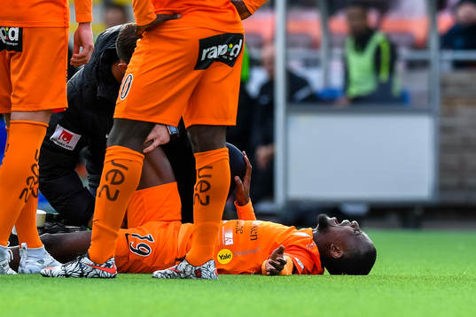 AFC Eskilstunas Buya Turay har ont