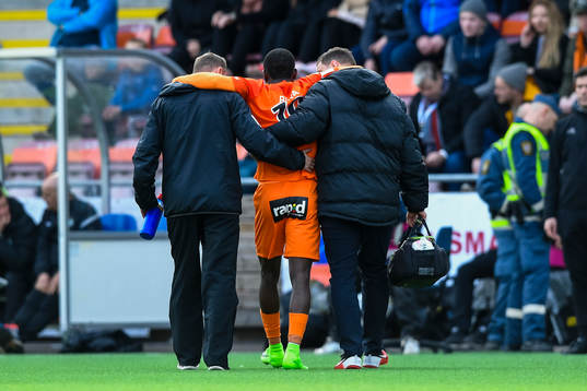 AFC Eskilstunas Buya Turay lämnar planen