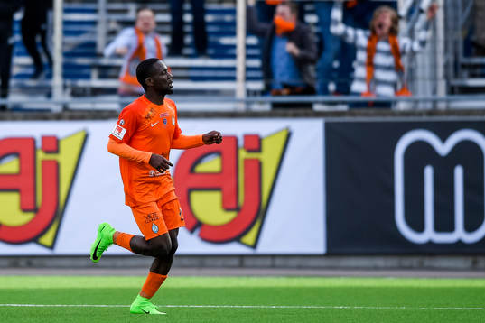 AFC Eskilstunas Buya Turay jublar