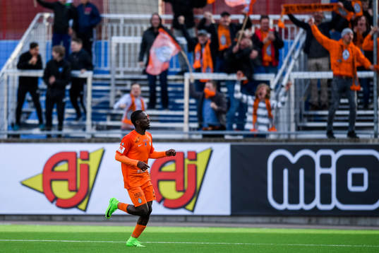 AFC Eskilstunas Buya Turay jublar