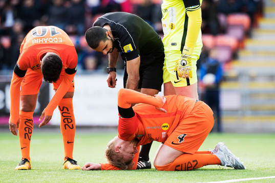 AFC Eskilstunas Ludvig Öhman tar sig för ryggen och blir