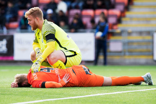 AFC Eskilstunas Ludvig Öhman tar sig för ryggen och blir