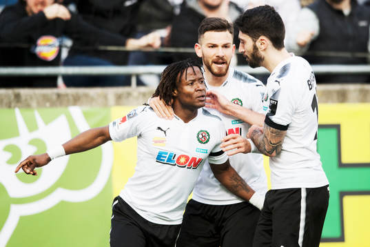 Örebros Kennedy Igboananike jublar