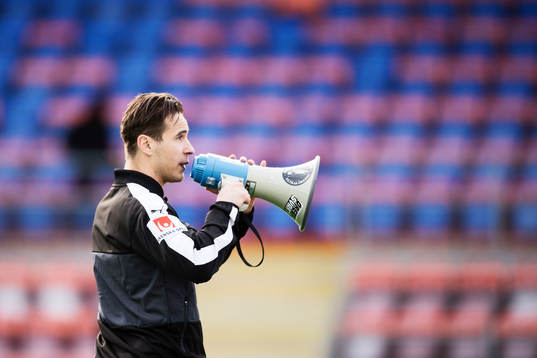 Örebros Nordin Gerzic talar till bortapubliken