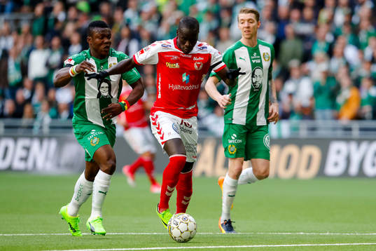 Kalmars Papa Alioune Diouf jagas av Hammarbys Joseph Aidoo