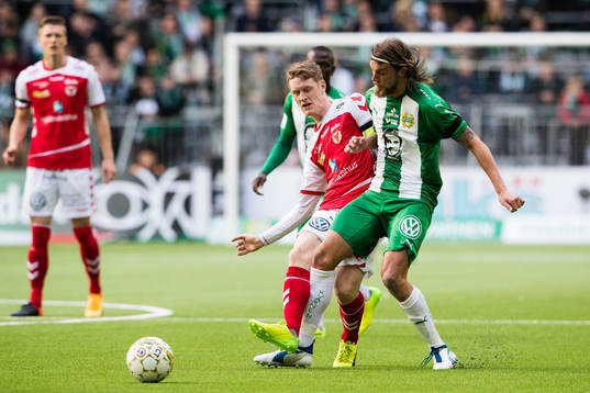 Kalmars Rasmus Elm i kamp om bollen med Hammarbys Björn