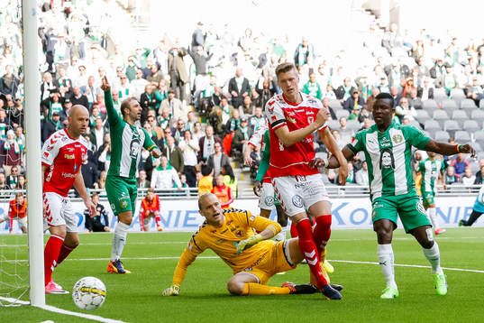 Kalmars målvakt Ole Söderberg och Viktor Elm försvarar