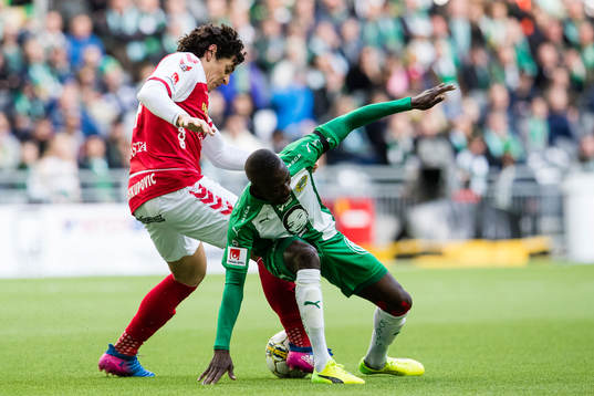 Kalmars Marko Biskupovic i kamp om bollen med Hammarbys Pa