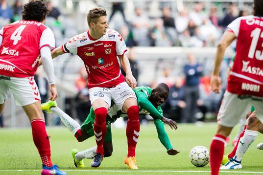 Kalmars Viktor Elm i kamp om bollen med Hammarbys Pa Amat