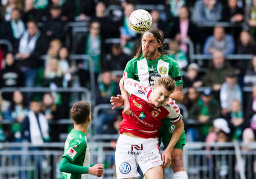 Hammarbys Björn Paulsen i en nickduell med Kalmars Svante