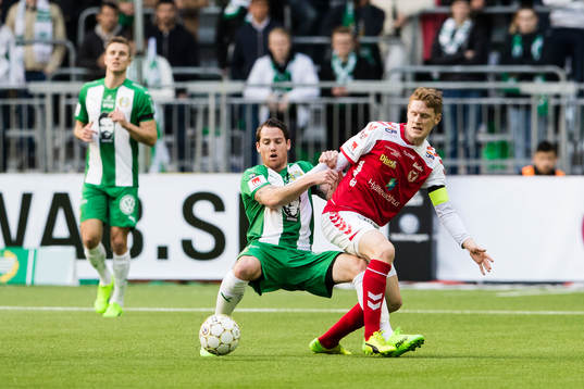 Hammarbys Johan Persson i kamp om bollen med Kalmars Rasmus