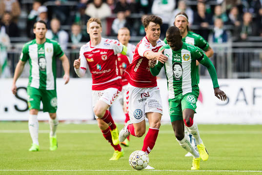 Kalmars Melker Hallberg tar tag i Hammarbys Pa Amat Dibba