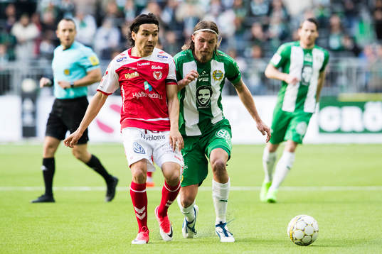 Kalmars Emin Nouri i kamp om bollen med Hammarbys Björn