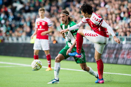 Hammarbys Björn Paulsen i kamp om bollen med Kalmars Marko