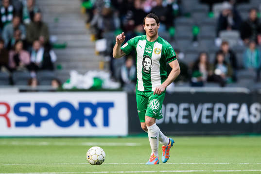 Hammarbys Johan Persson med bollen